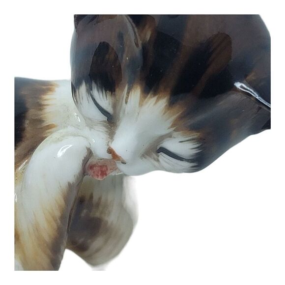 Royal Doulton China Kitten Cleaning Rear Paw Figurine Tabby Cat 2580 - Picture 7 of 9